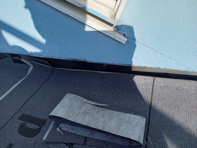 壁際も立ち上げ防水テープ留め